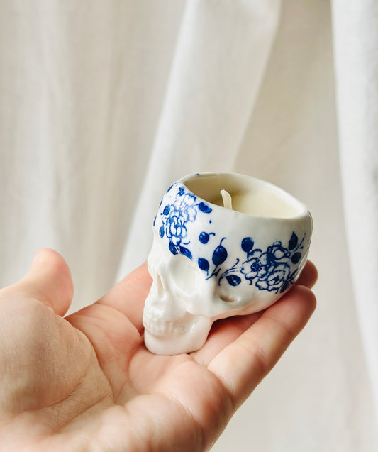 Świeca sojowa „whisky” w czaszce porcelanowej