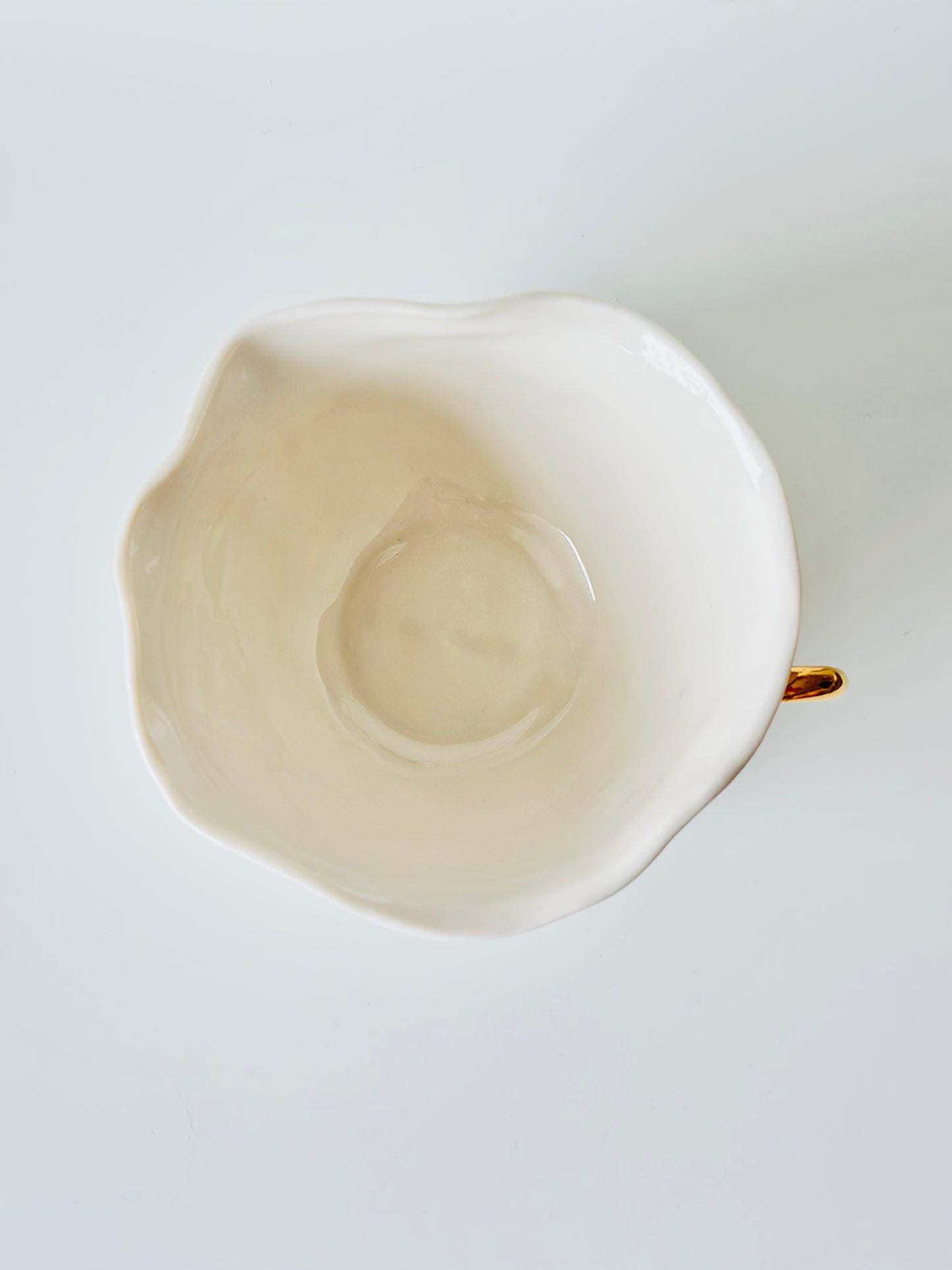 Filiżanka porcelanowa ze złotym uchem