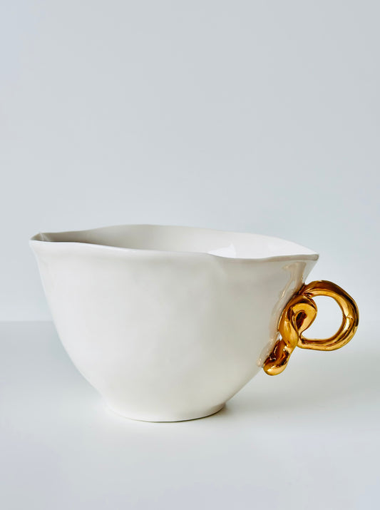 Tasse en porcelaine avec anse dorée