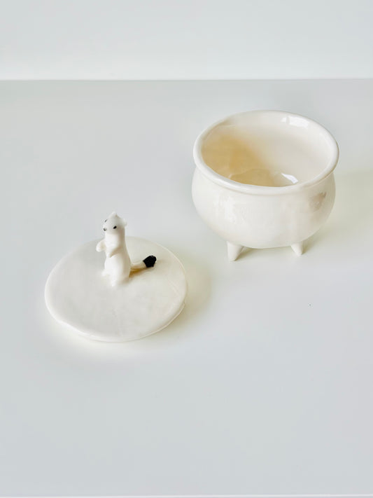Puzderko porcelanowe z łasiczką