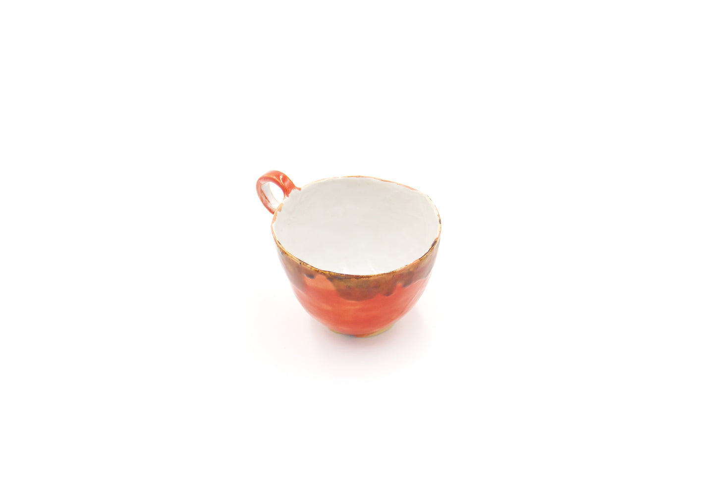 Kubek ceramiczny w kolorze biało-czerwonym