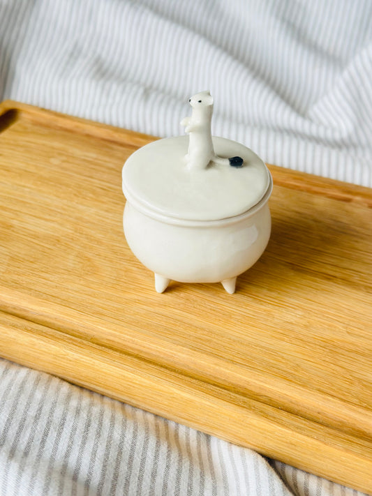 Puzderko porcelanowe z łasiczką