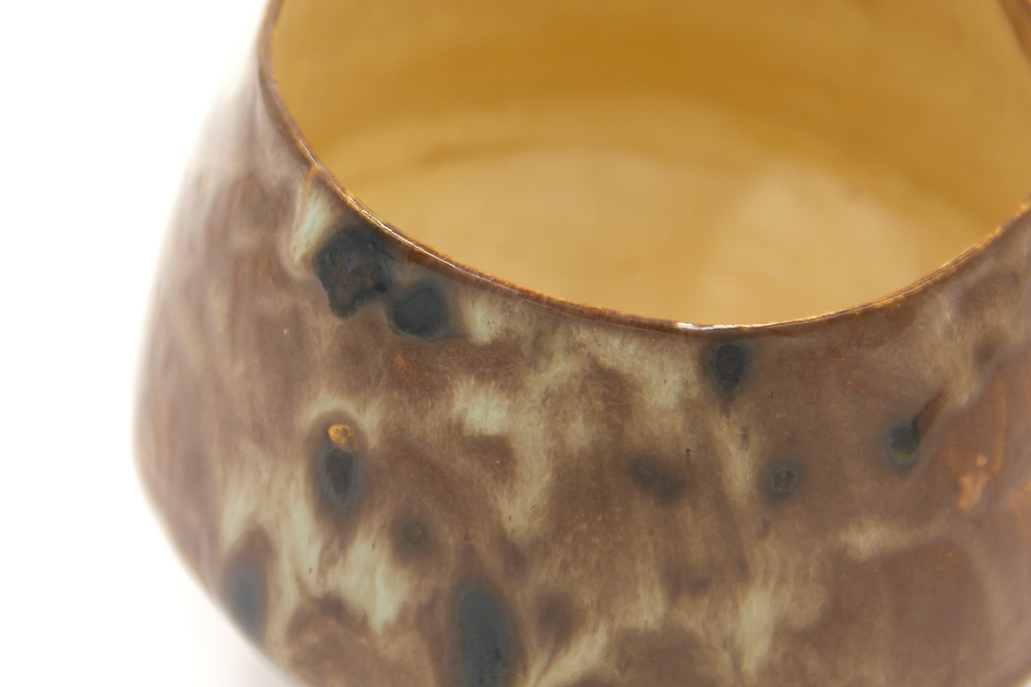 Kubek ceramiczny w kolorze brązowym oraz plamkami