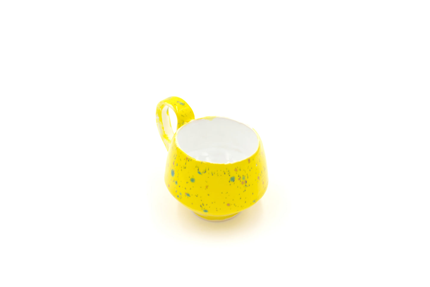Kubek ceramiczny w kolorze żółtym oraz kropkami
