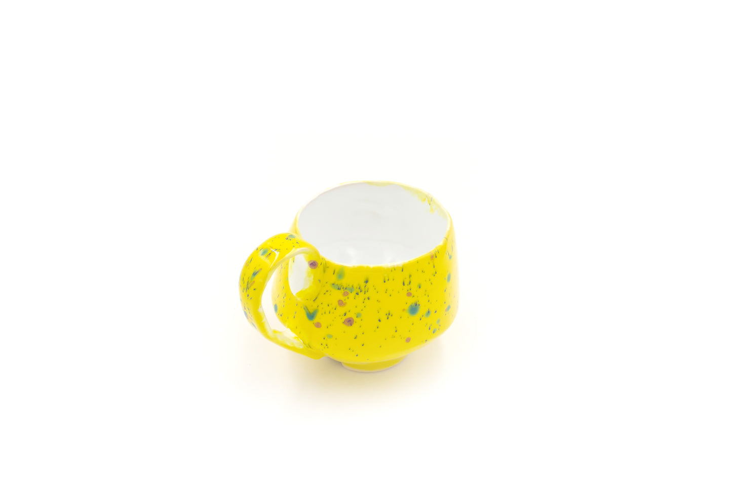 Kubek ceramiczny w kolorze żółtym oraz kropkami