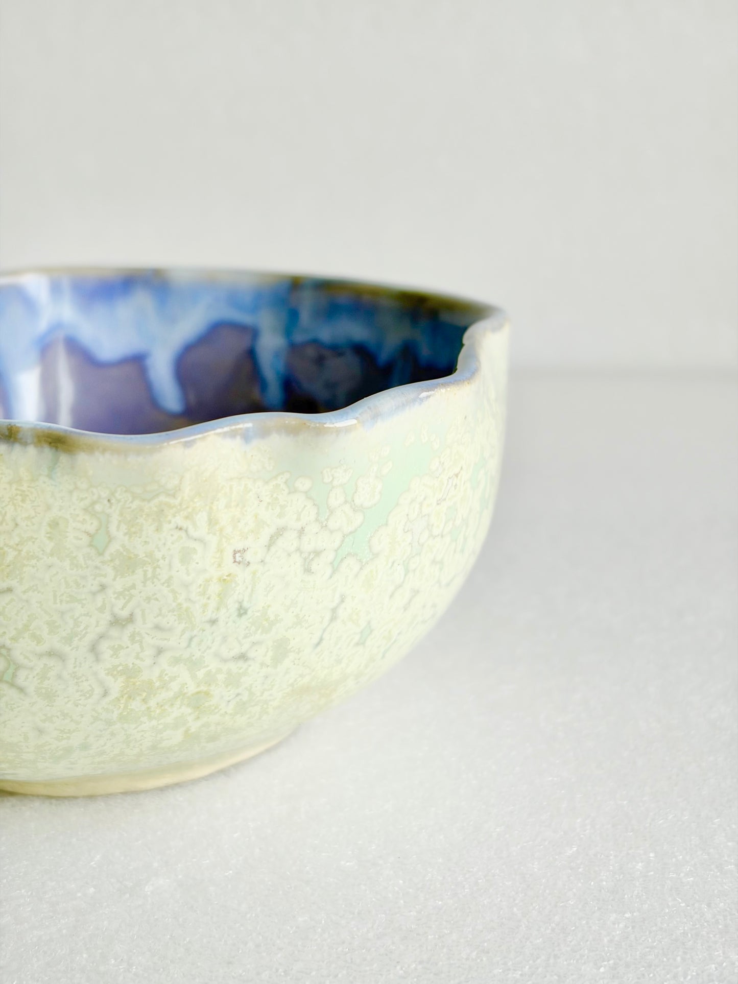 Grand bol en céramique, beige et vert
