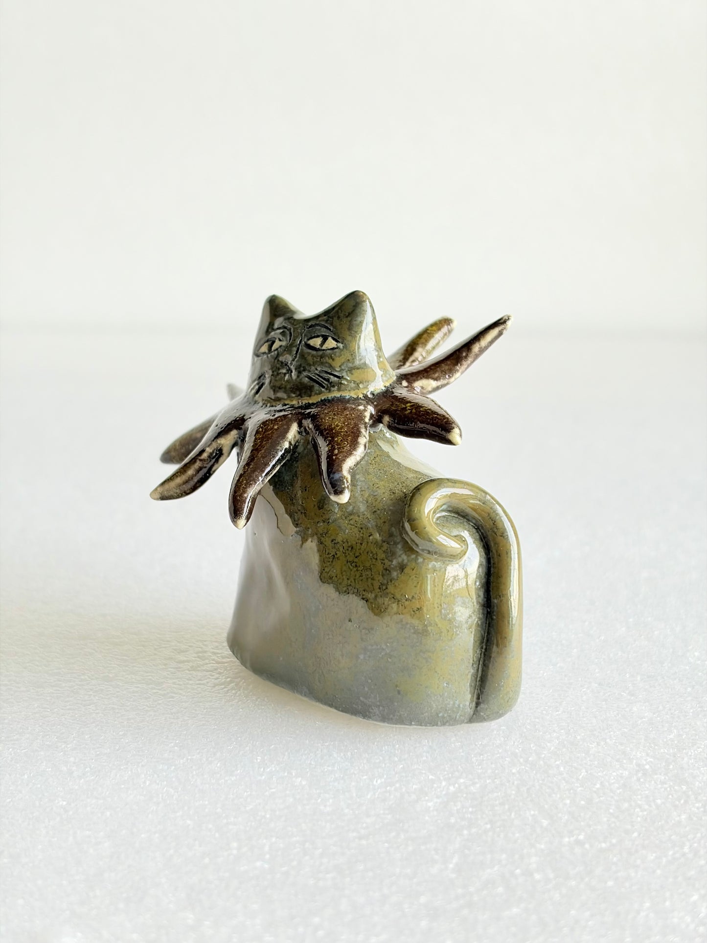 Figurka ceramiczna kot gwiazda