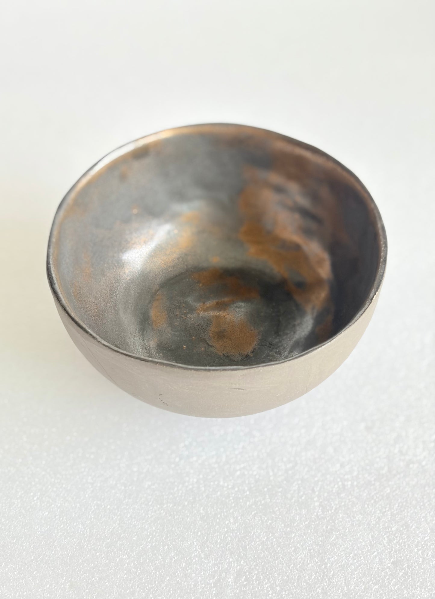Miska ceramiczna w estetyce wabi-sabi