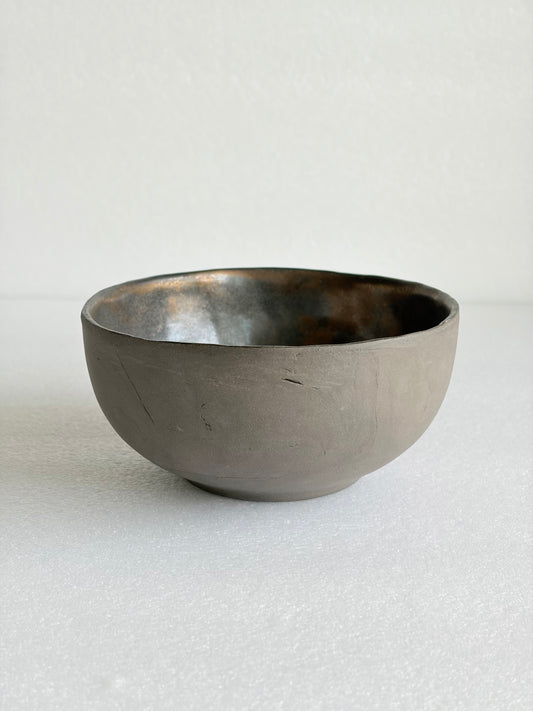 Miska ceramiczna w estetyce wabi-sabi
