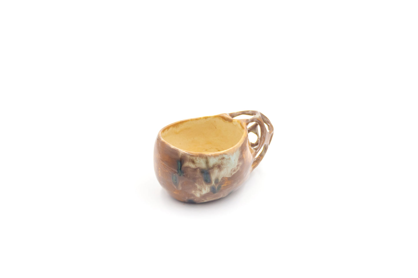 Kubek ceramiczny w kolorze beżowo-brązowym