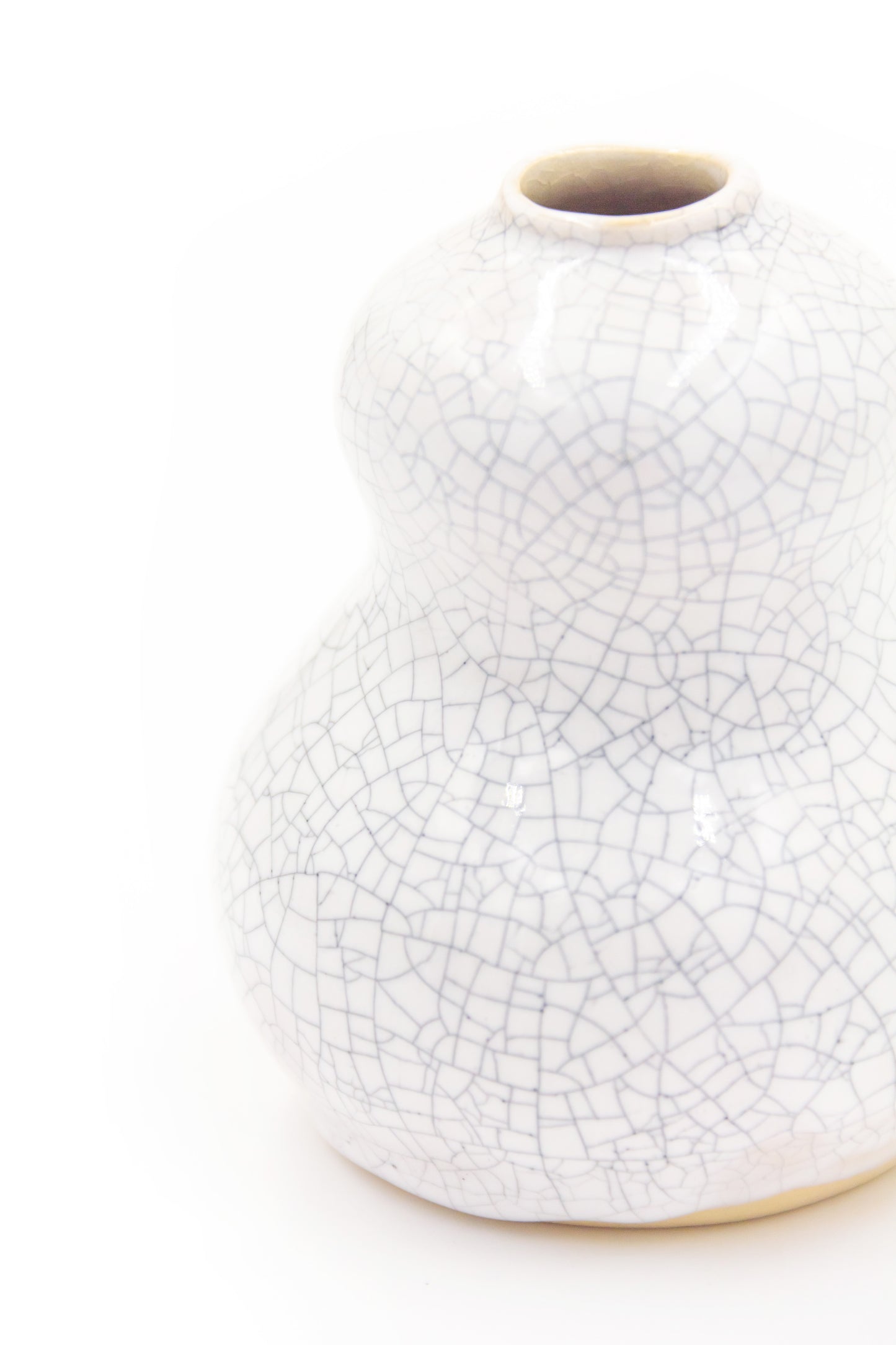 Wazonik ceramiczny w kolorze białym oraz efektem krakle