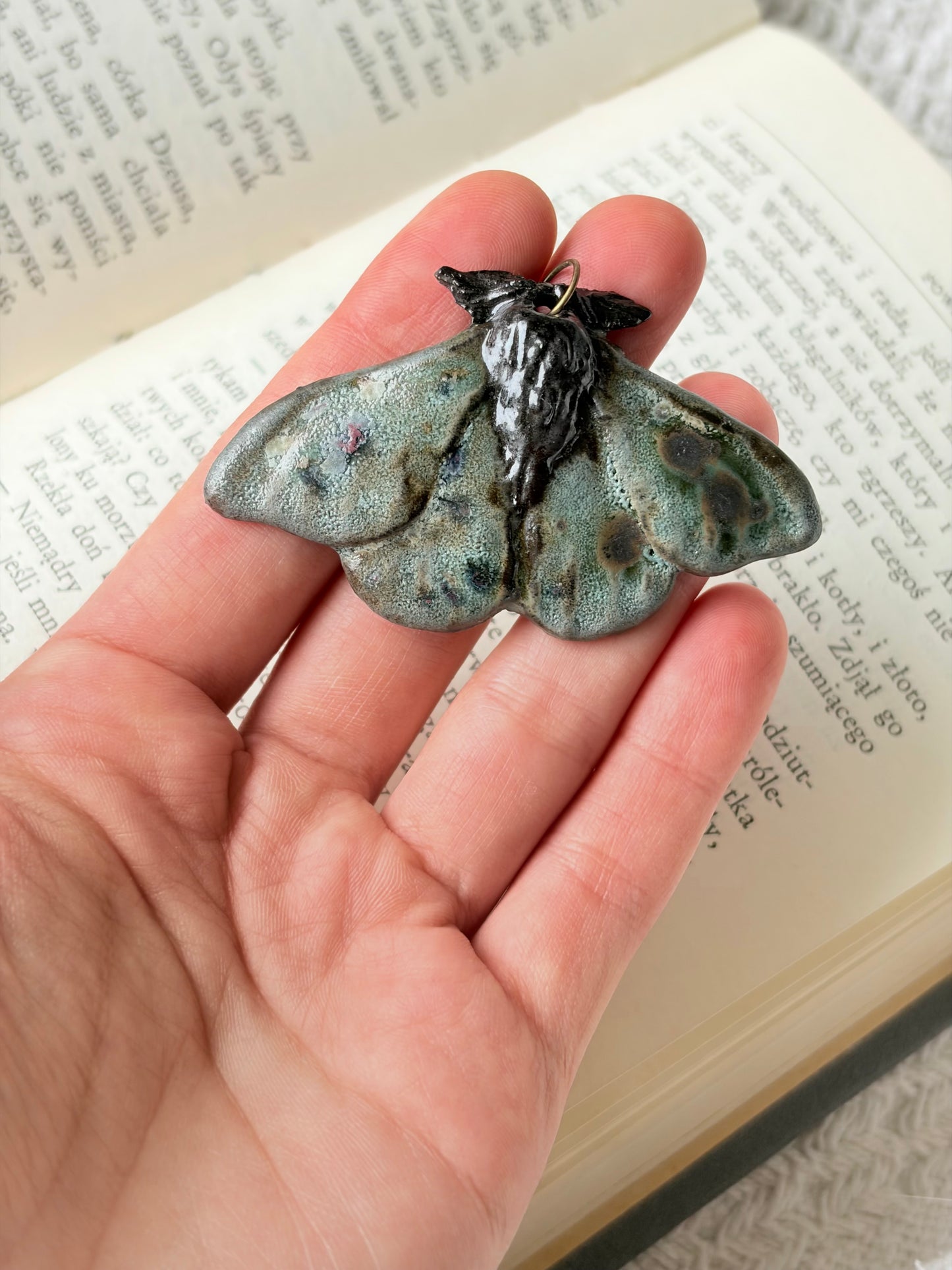 Un pendentif en forme de papillon