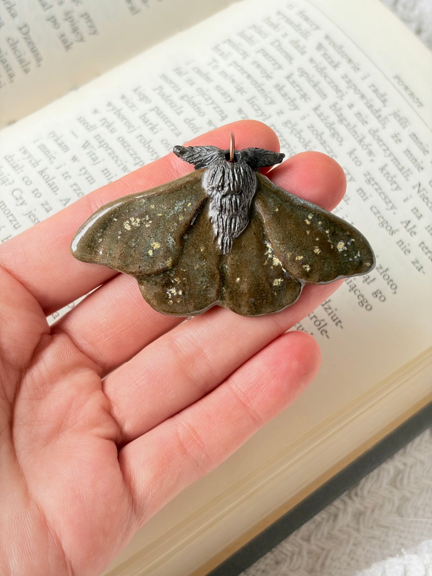 Un pendentif en forme de papillon