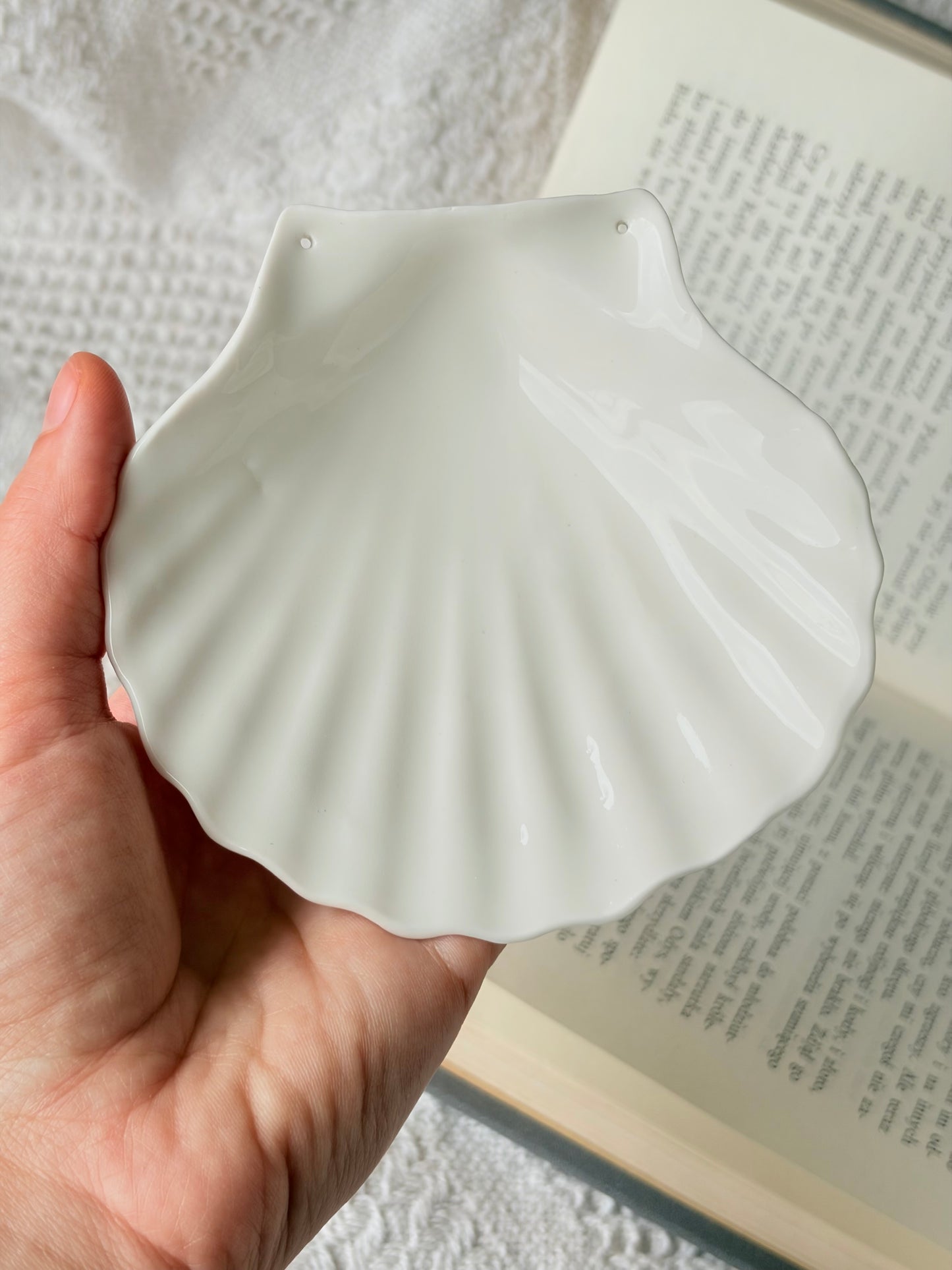 Muszla porcelanowa podstawka na biżuterię