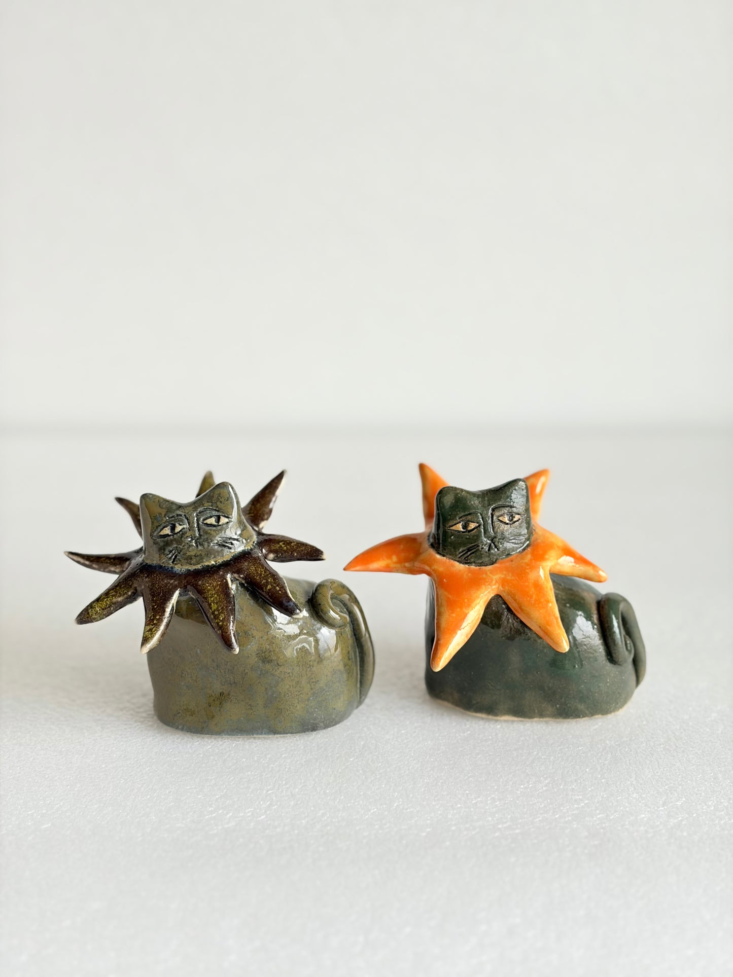 Figurka ceramiczna kot gwiazda