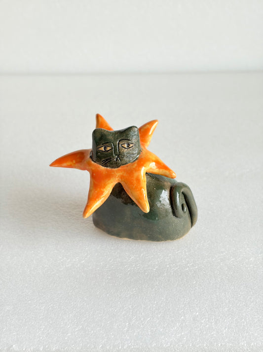 Figurka ceramiczna kot gwiazda