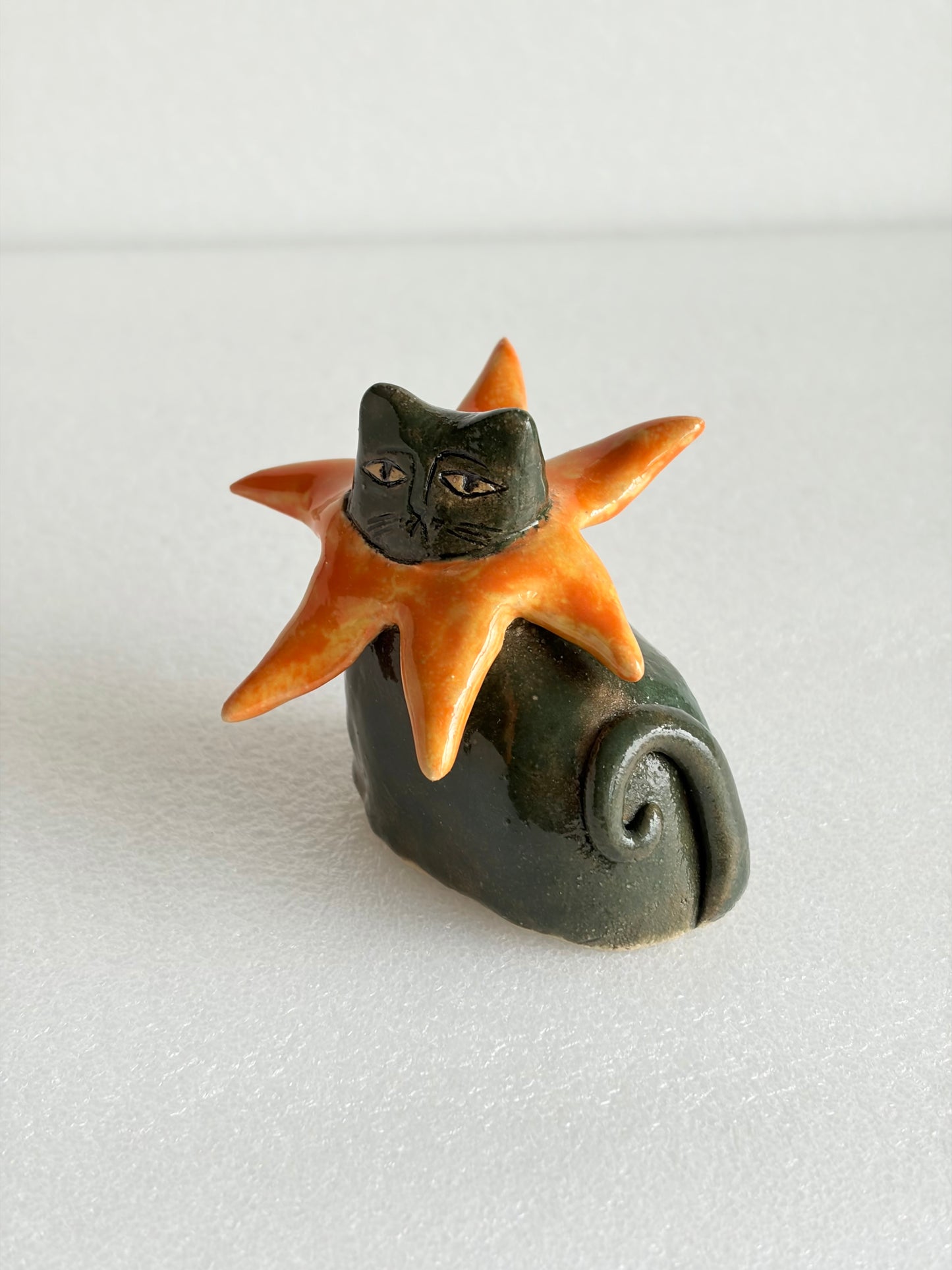 Figurka ceramiczna kot gwiazda