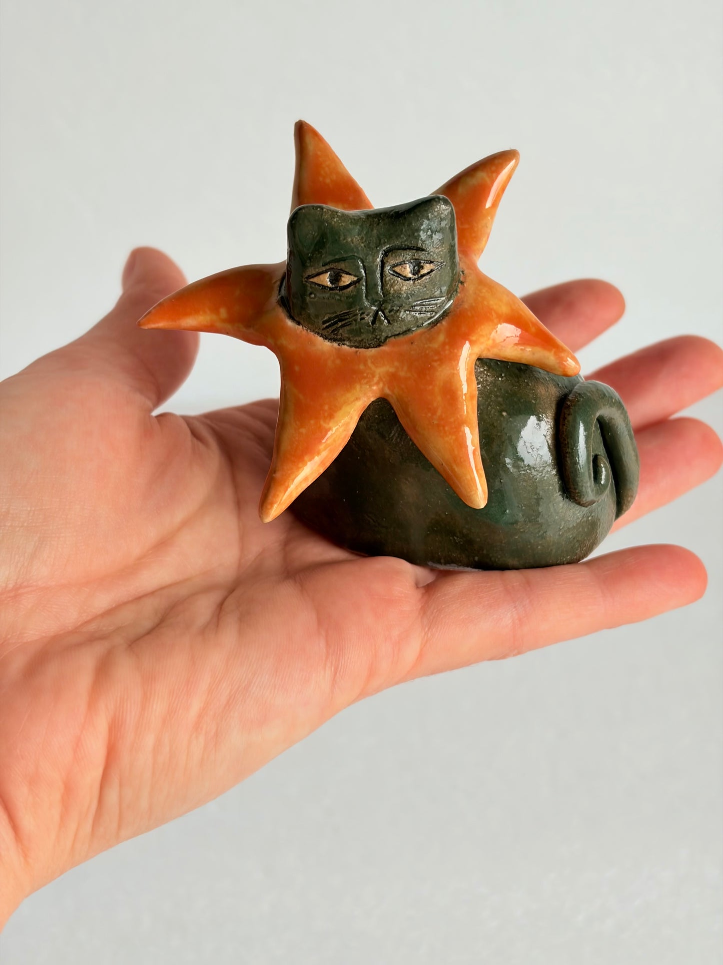 Figurka ceramiczna kot gwiazda
