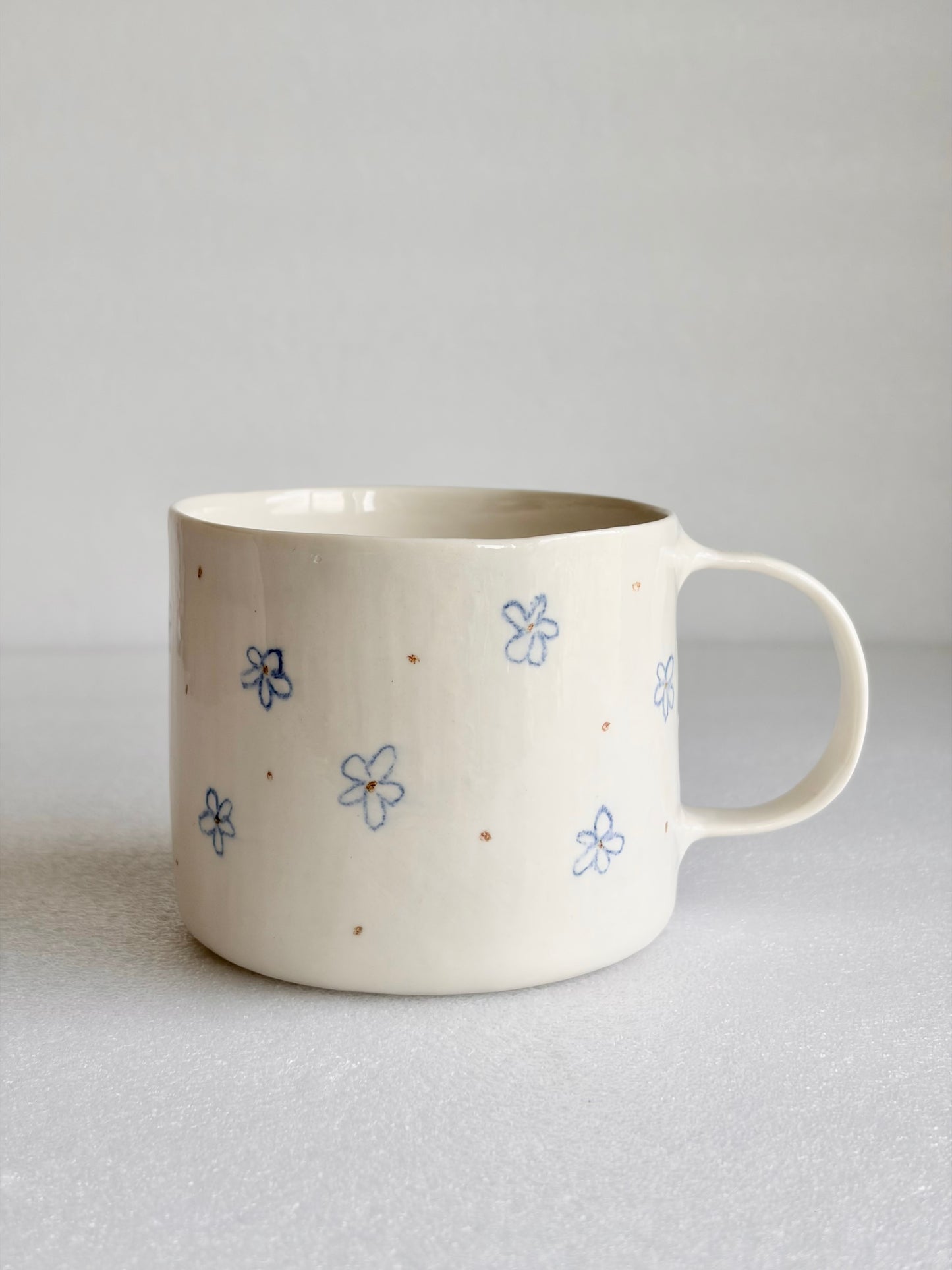 Kubek porcelanowy w kwiaty
