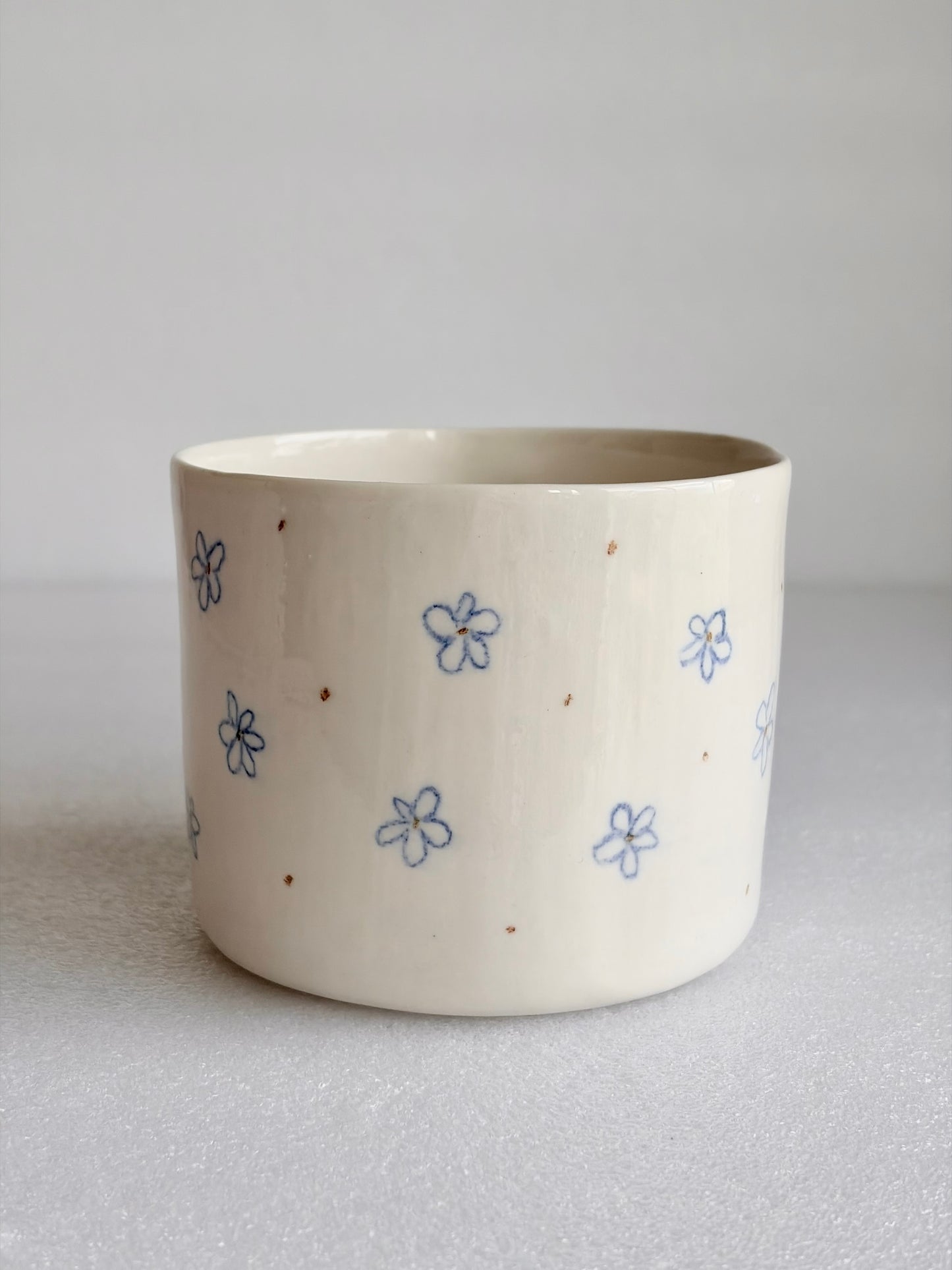 Kubek porcelanowy w kwiaty