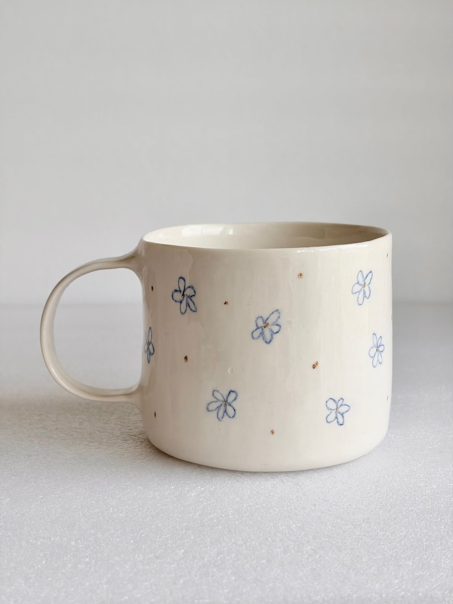 Kubek porcelanowy w kwiaty