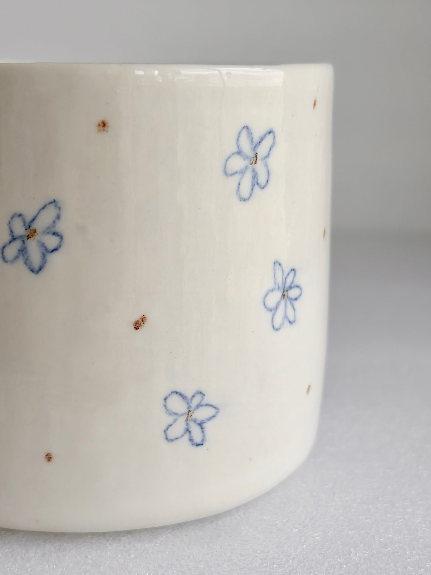 Kubek porcelanowy w kwiaty