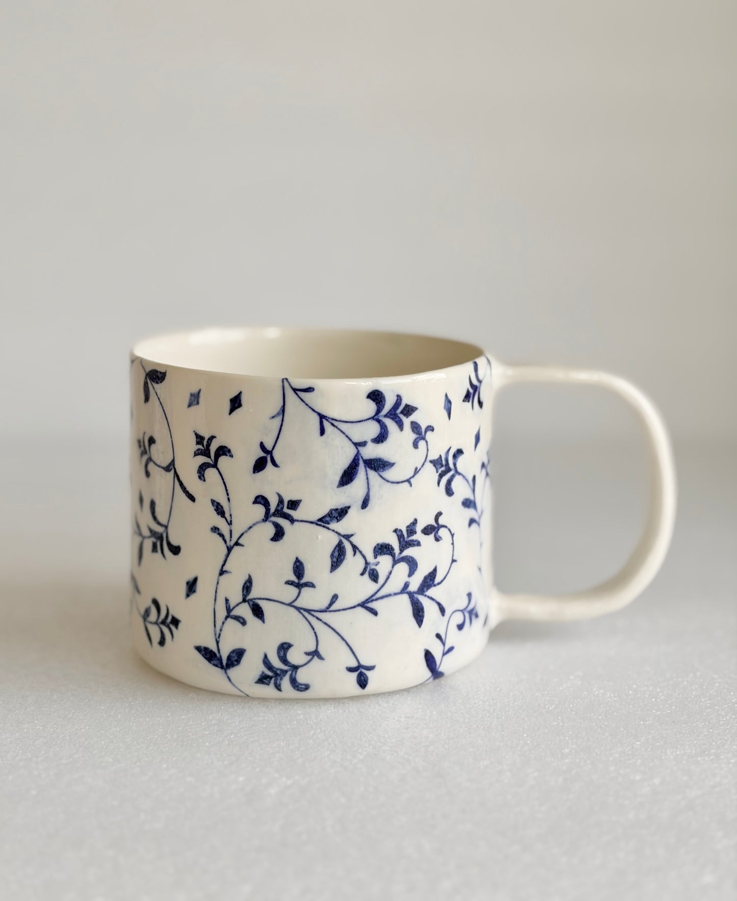 Kubek porcelanowy w kobaltowe wzory