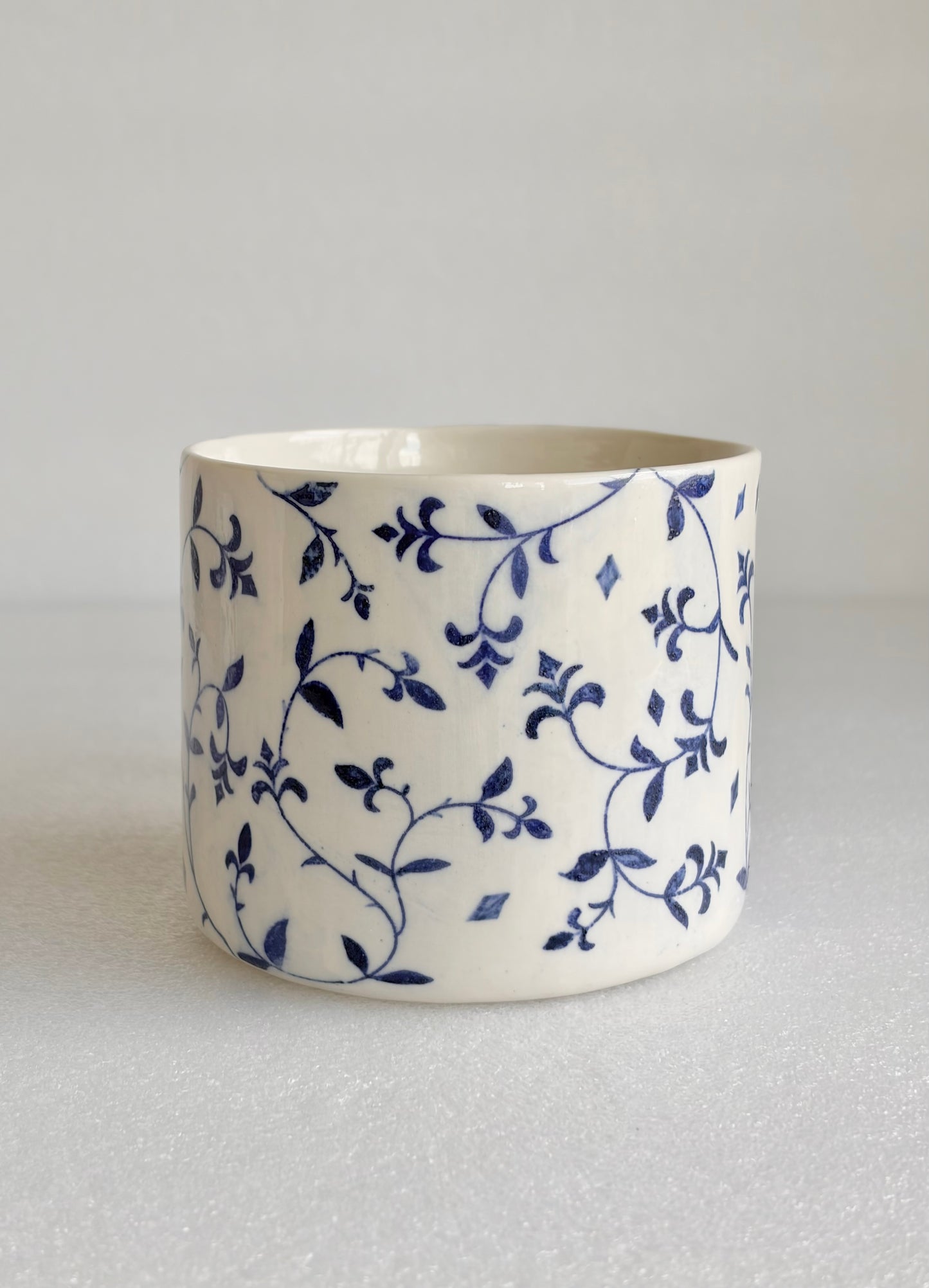Kubek porcelanowy w kobaltowe wzory
