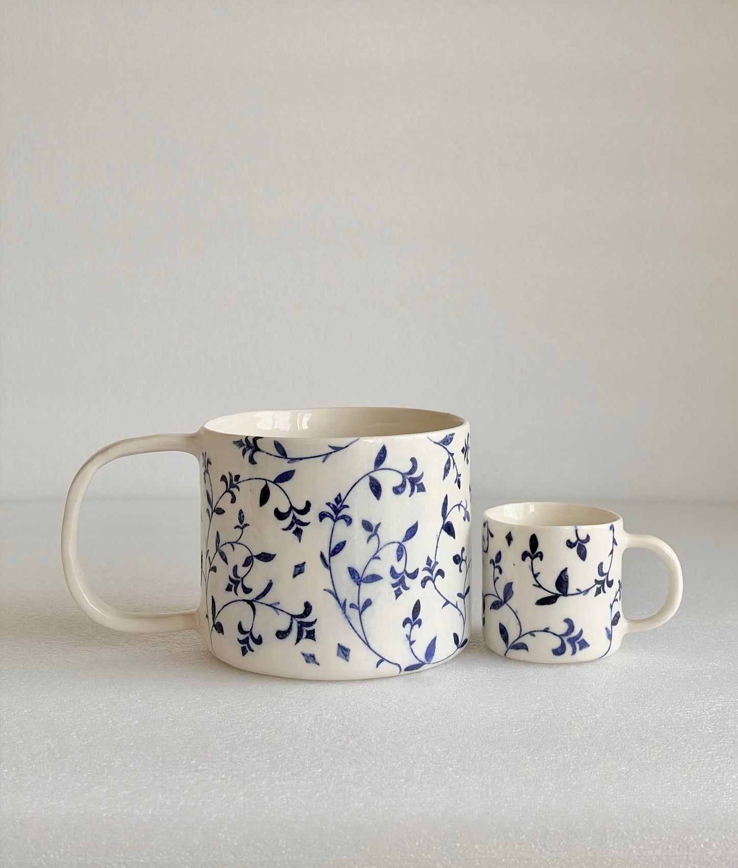 Kubek porcelanowy w kobaltowe wzory