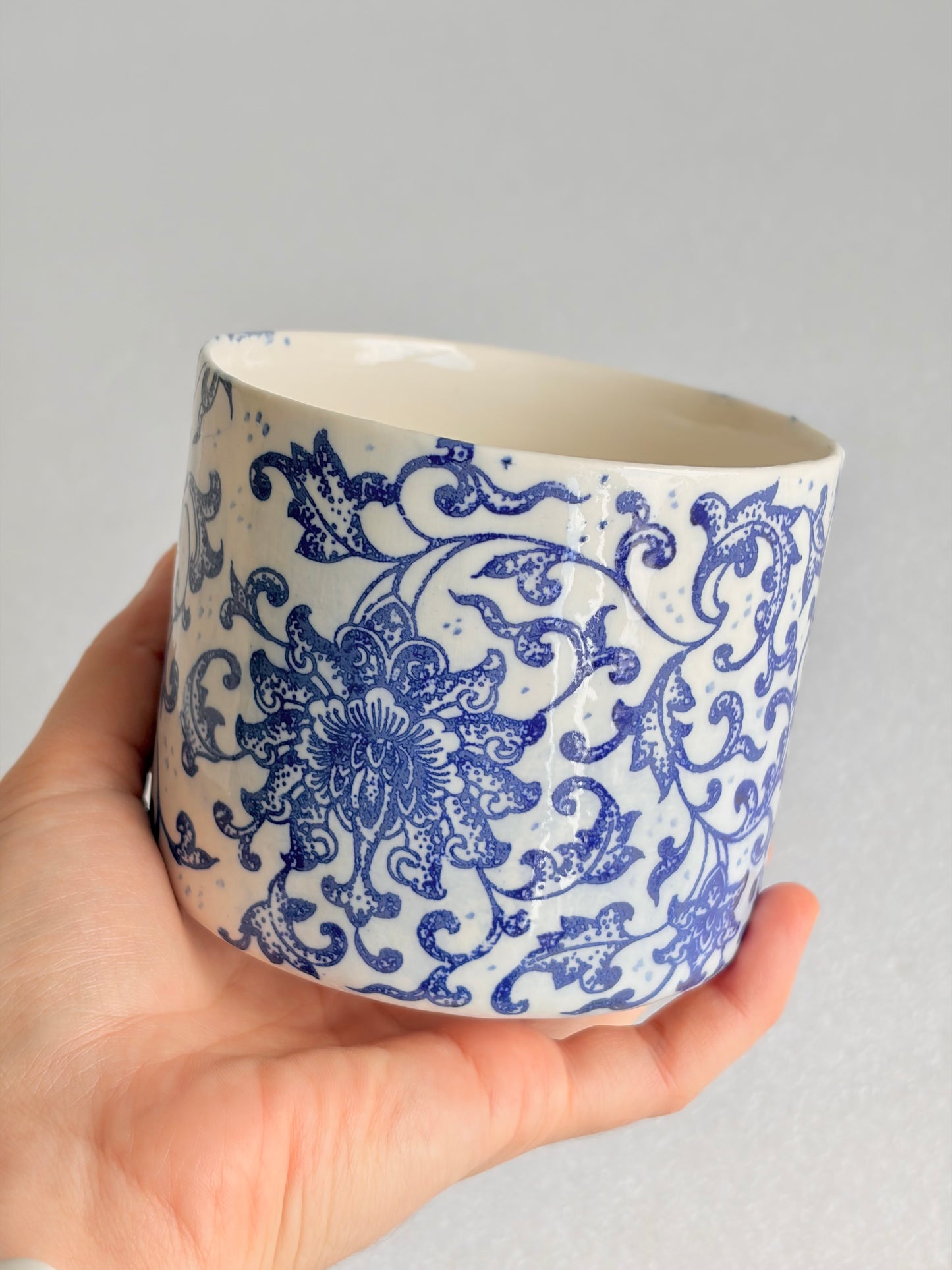 Un petit pot de fleur en céramique avec un défaut esthétique