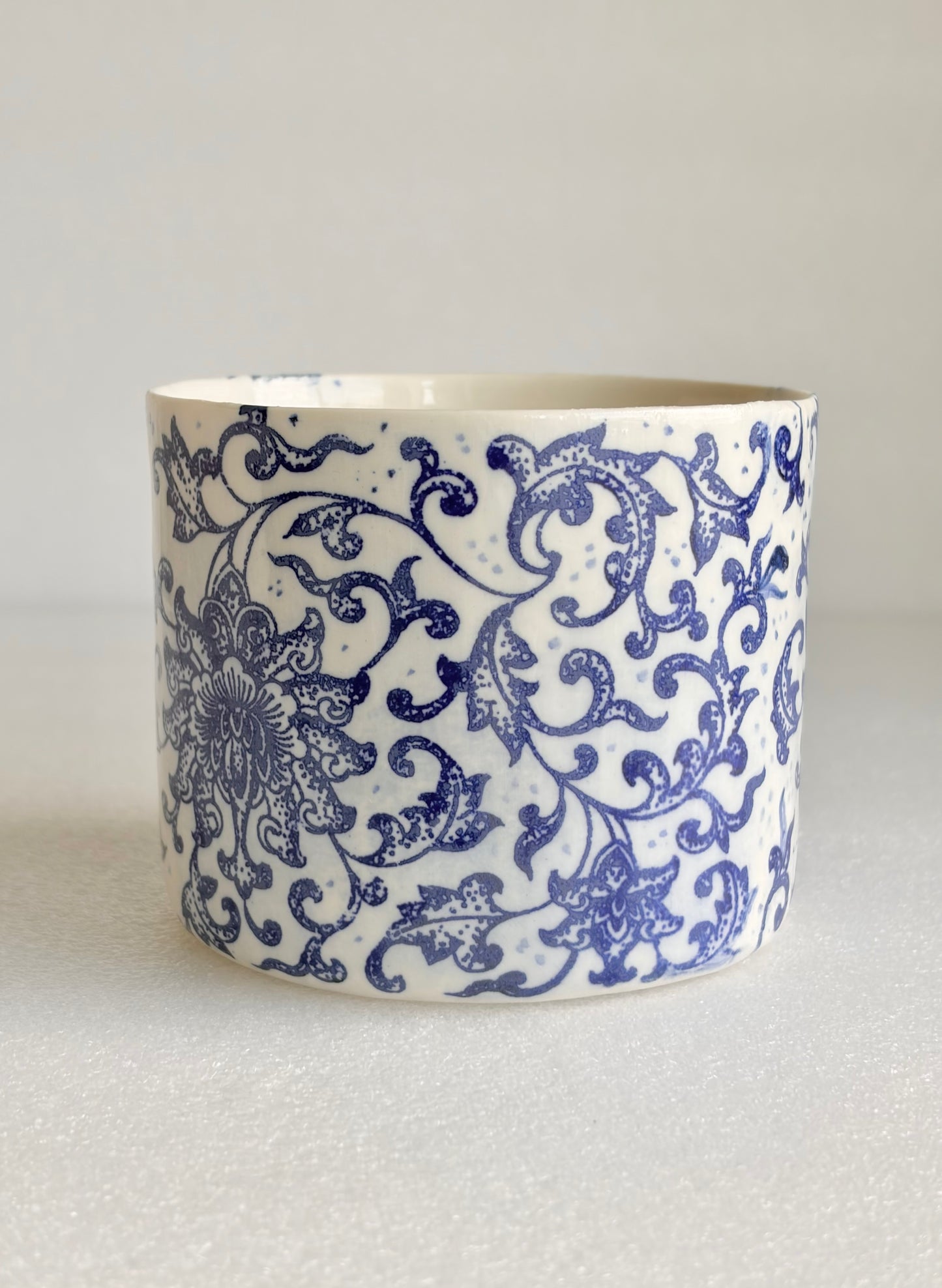 Un petit pot de fleur en céramique avec un défaut esthétique