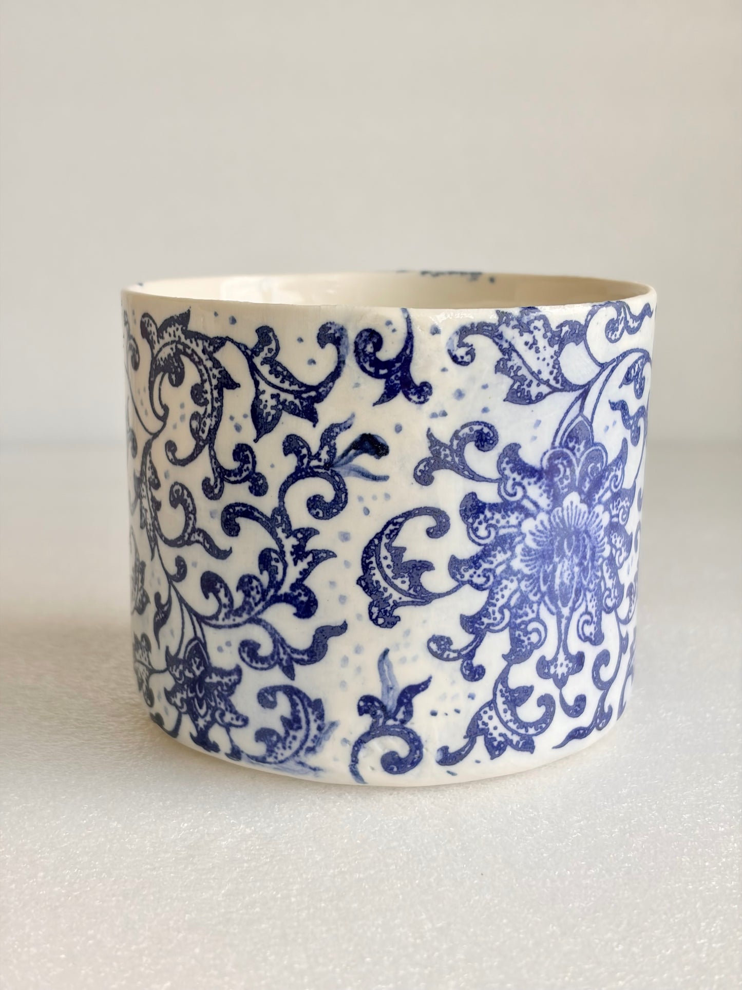 Un petit pot de fleur en céramique avec un défaut esthétique