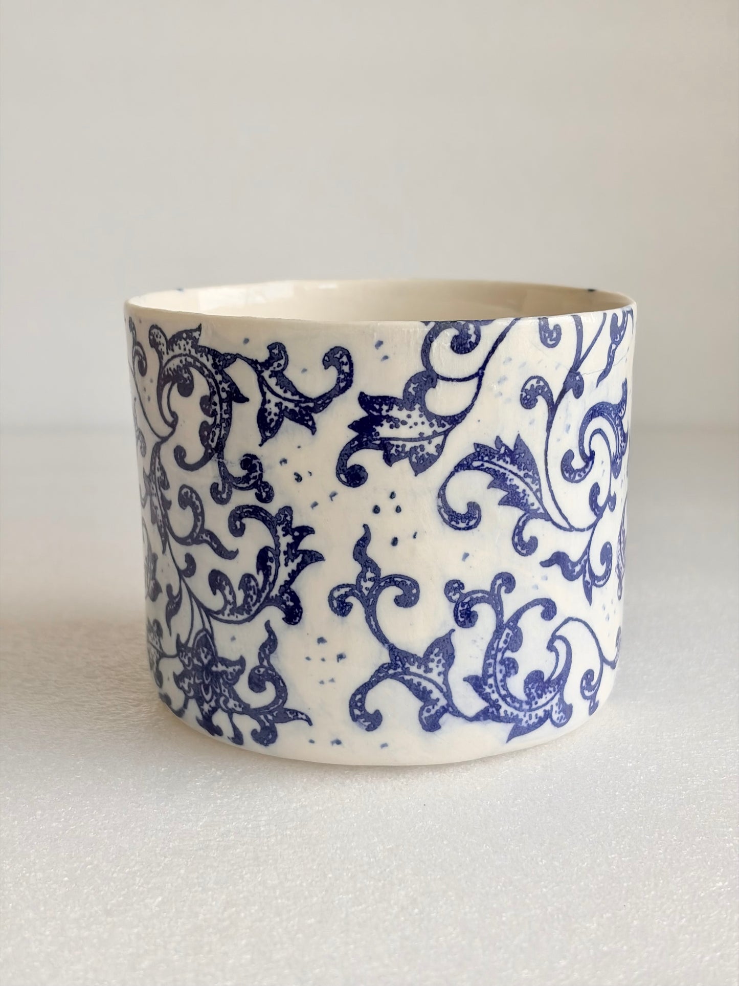 Un petit pot de fleur en céramique avec un défaut esthétique