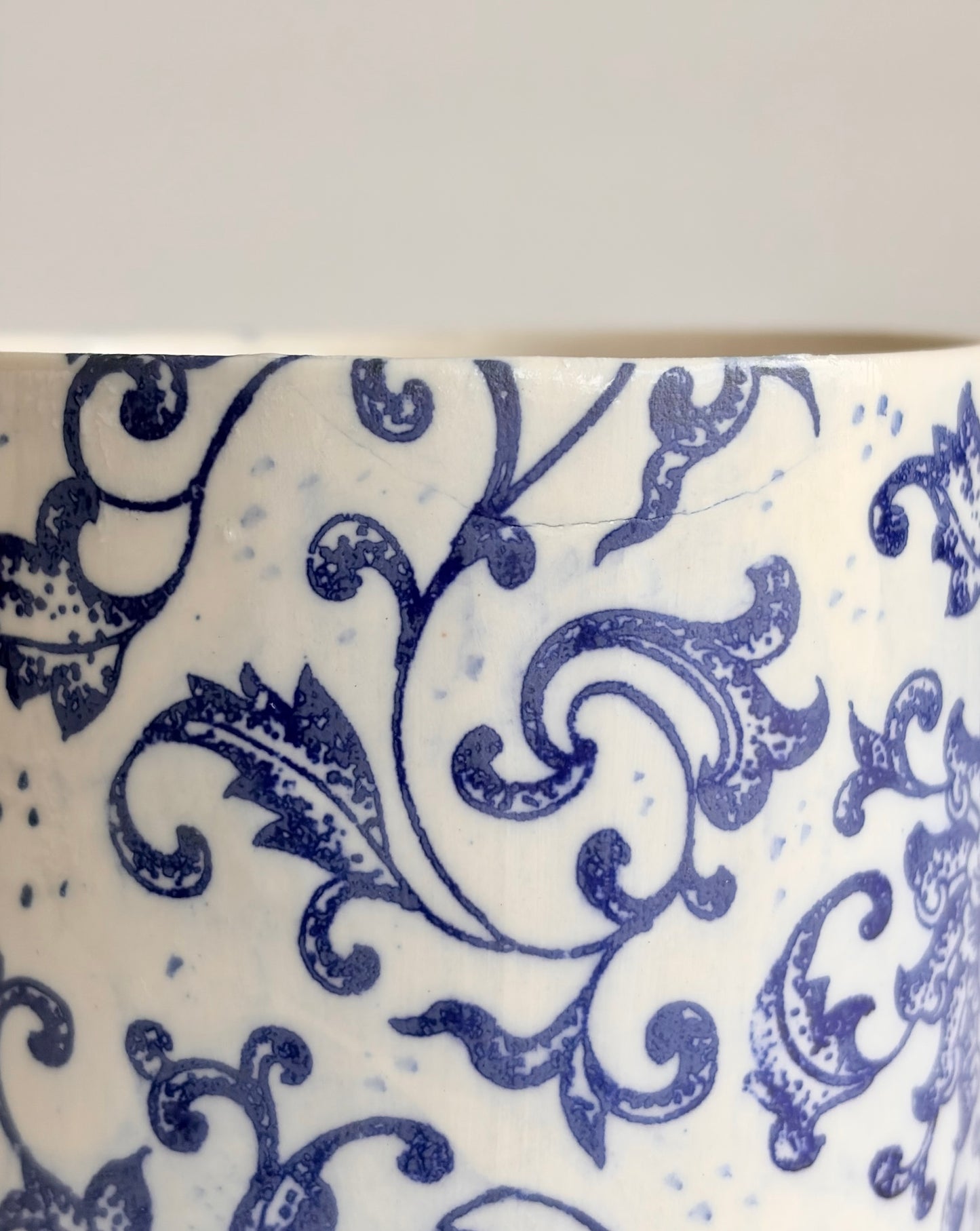 Un petit pot de fleur en céramique avec un défaut esthétique