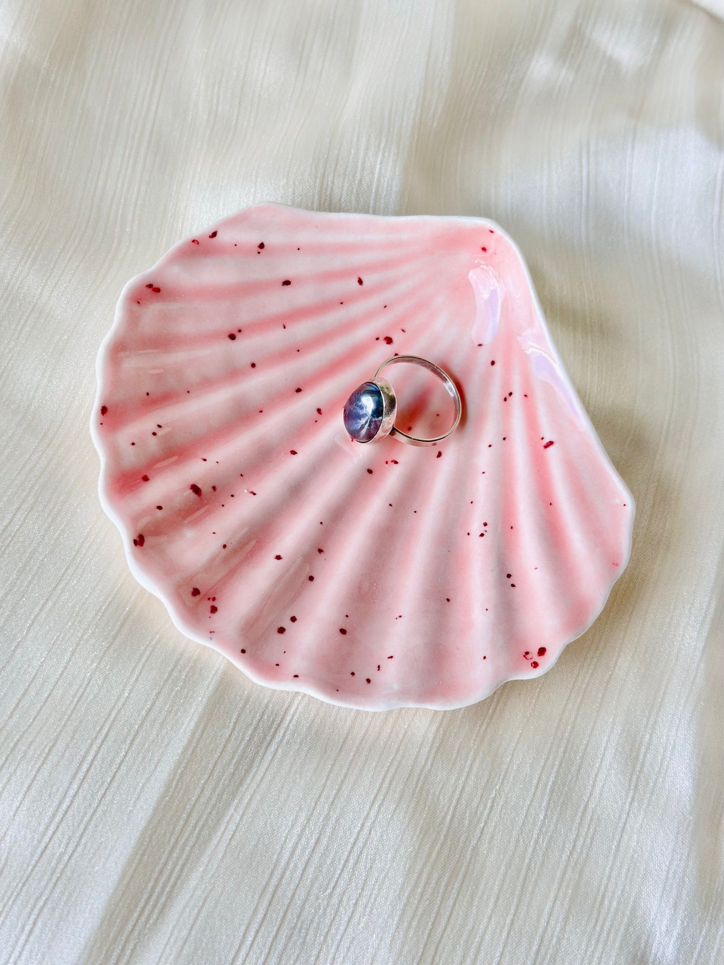 Muszla porcelanowa/ceramiczna podstawka na biżuterię