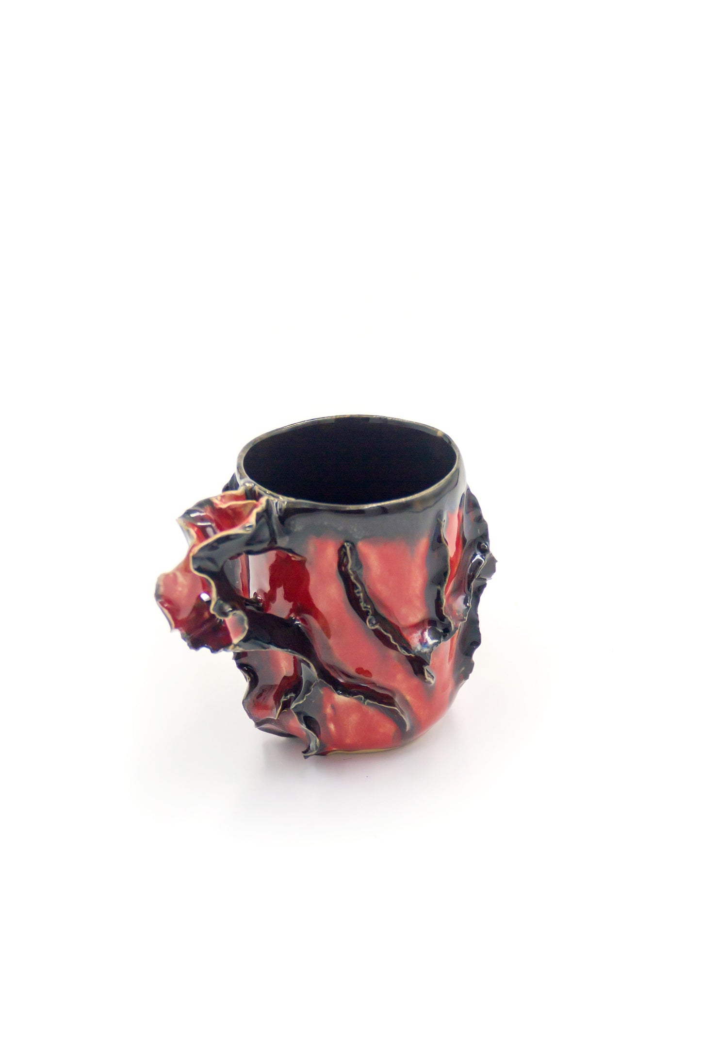 Kubek ceramiczny w kolorze czerwono-czarnym