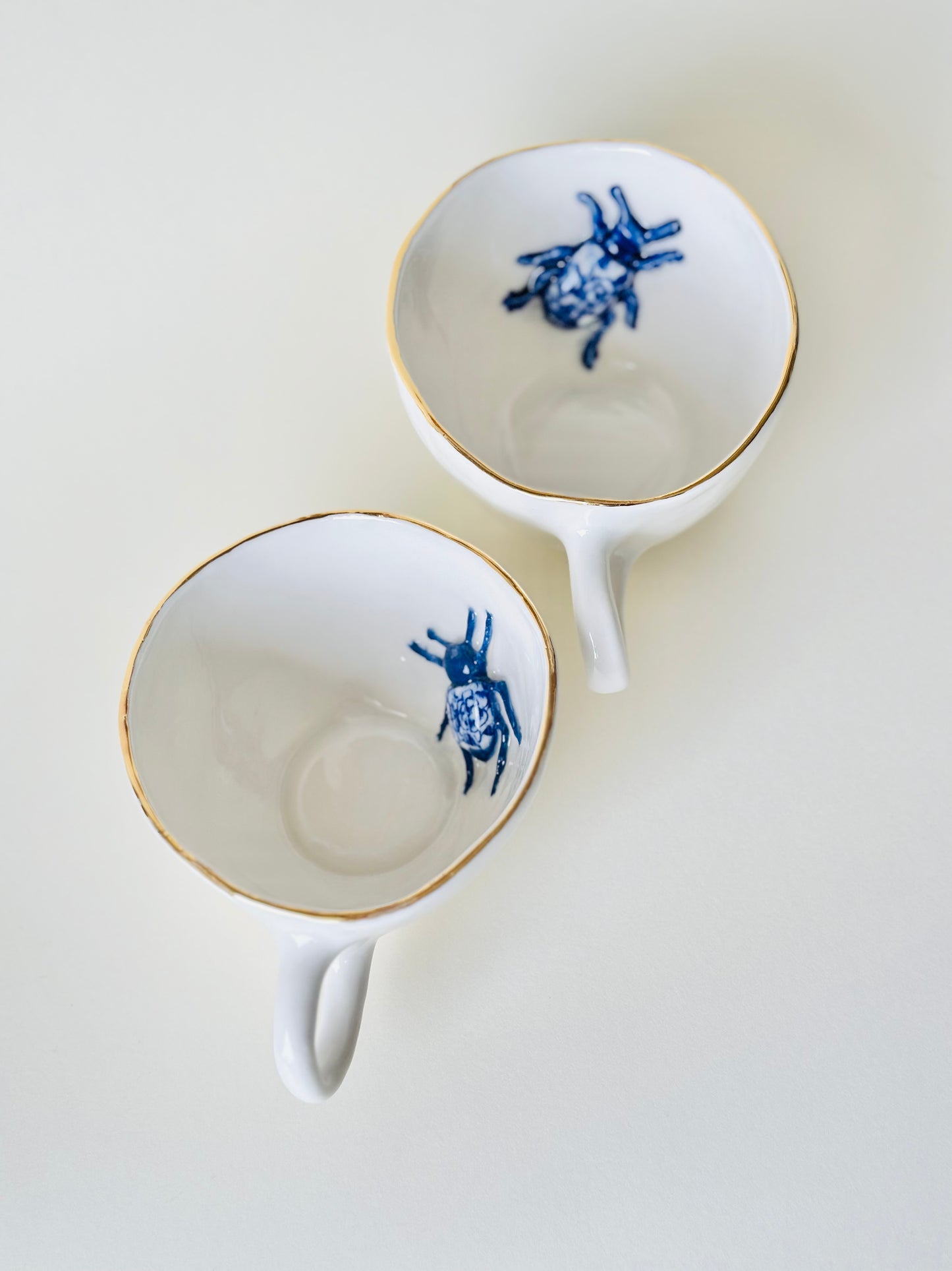 Filiżanka porcelanowa z żukiem