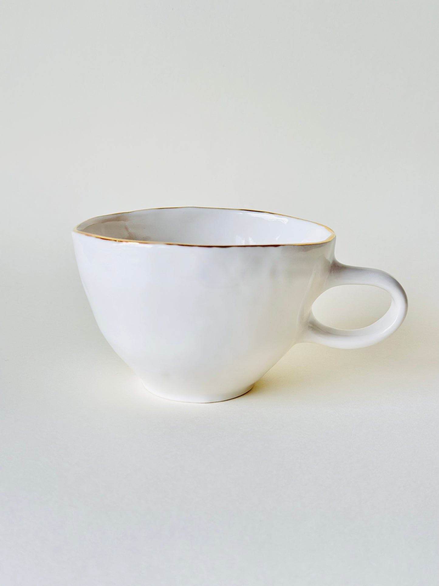 Filiżanka porcelanowa z żukiem