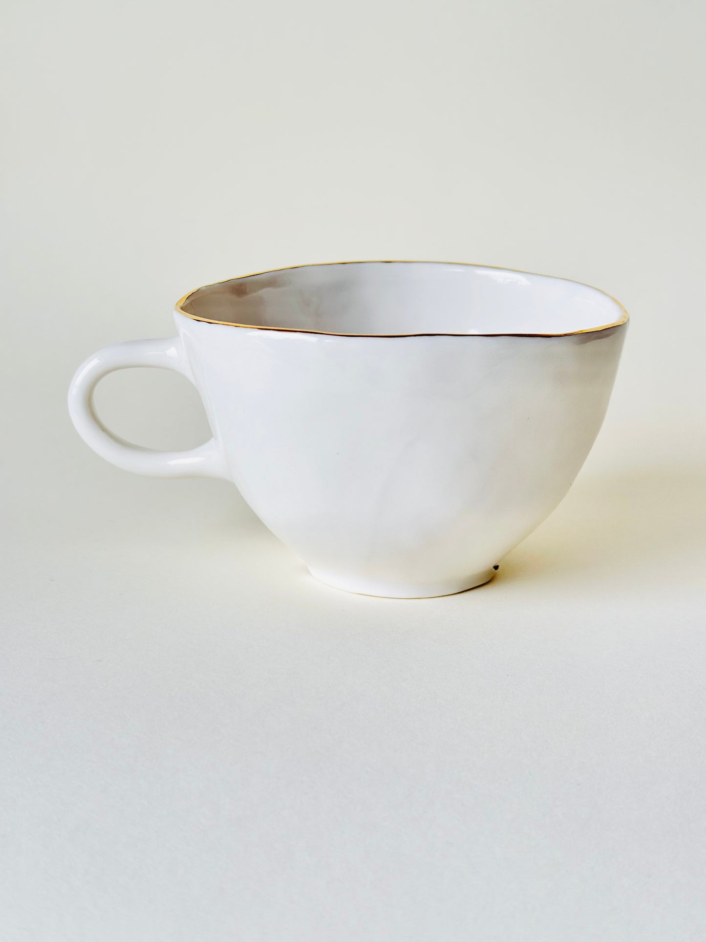 Filiżanka porcelanowa z żukiem