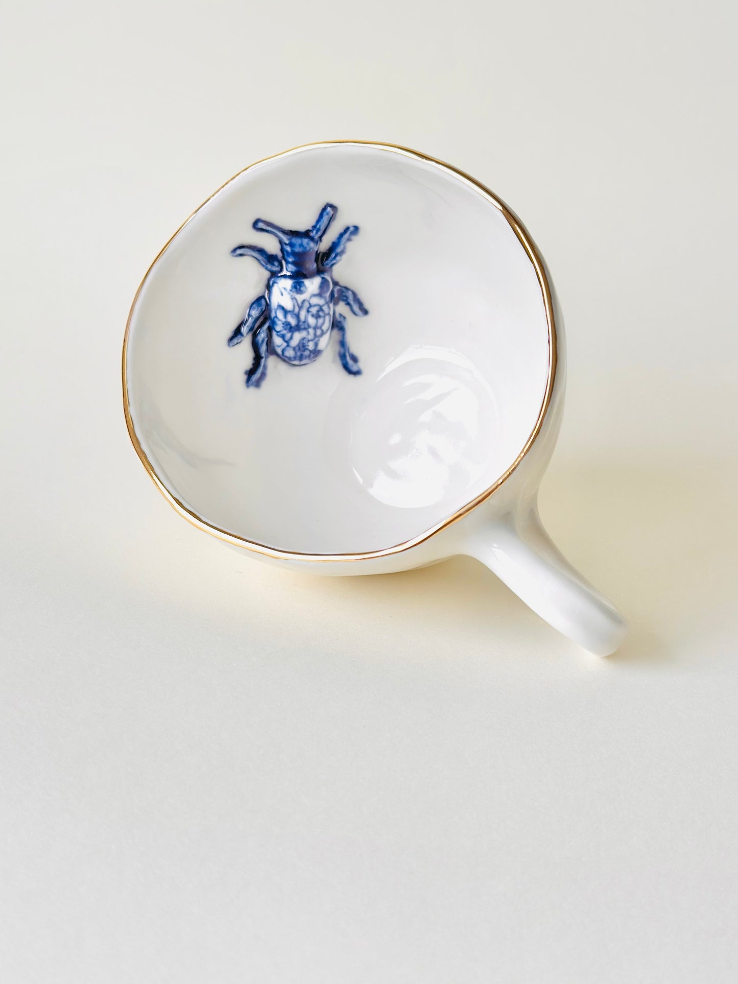 Filiżanka porcelanowa z żukiem