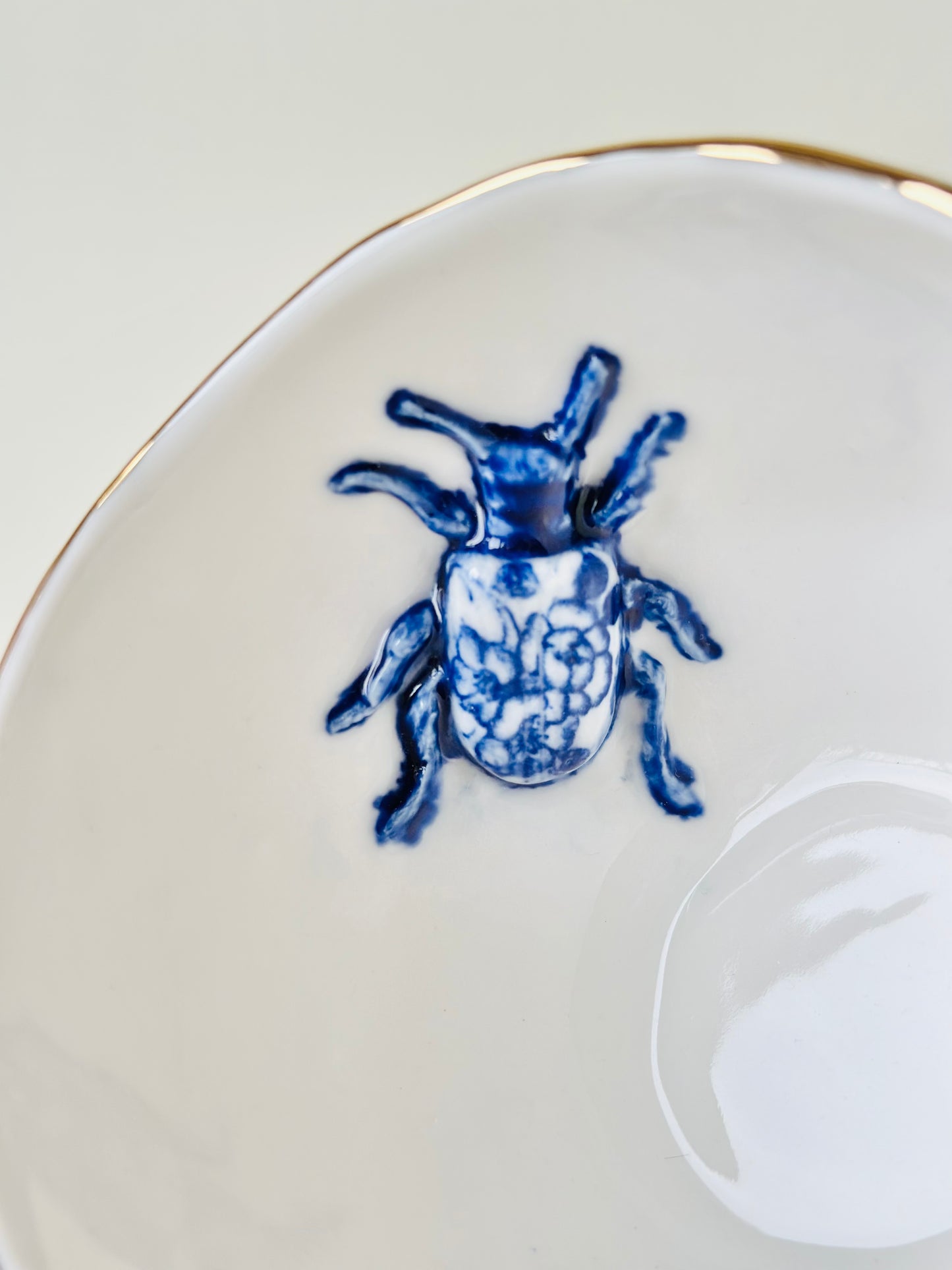 Filiżanka porcelanowa z żukiem
