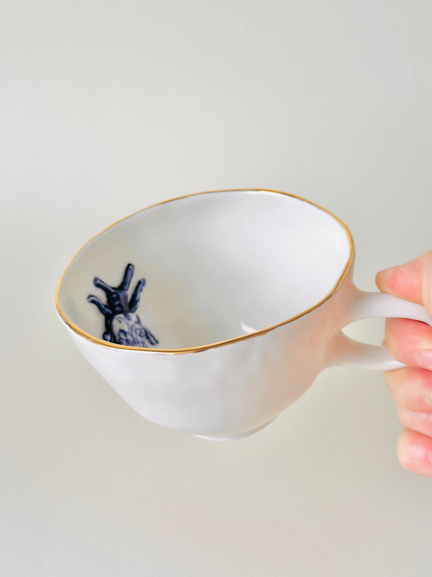 Filiżanka porcelanowa z żukiem