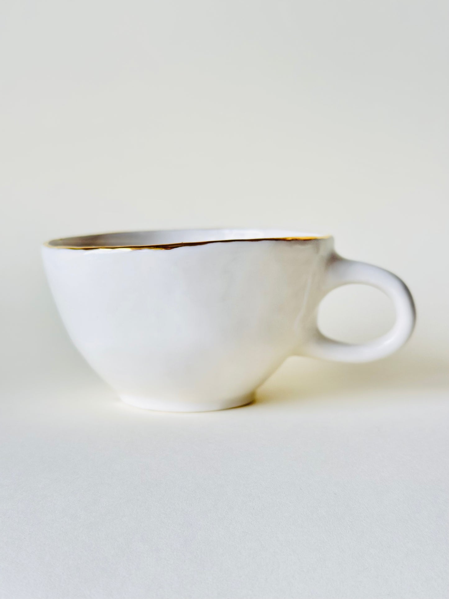 Filiżanka porcelanowa z żukiem