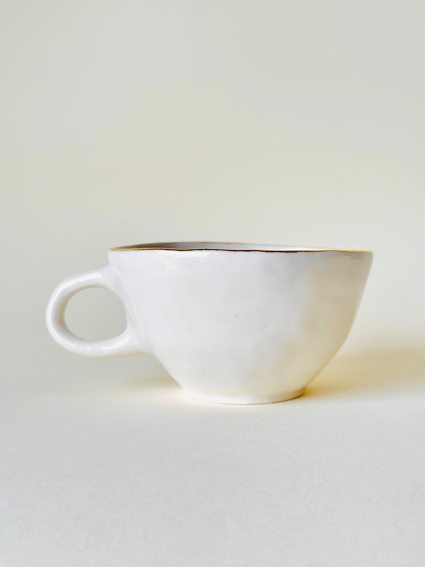 Filiżanka porcelanowa z żukiem