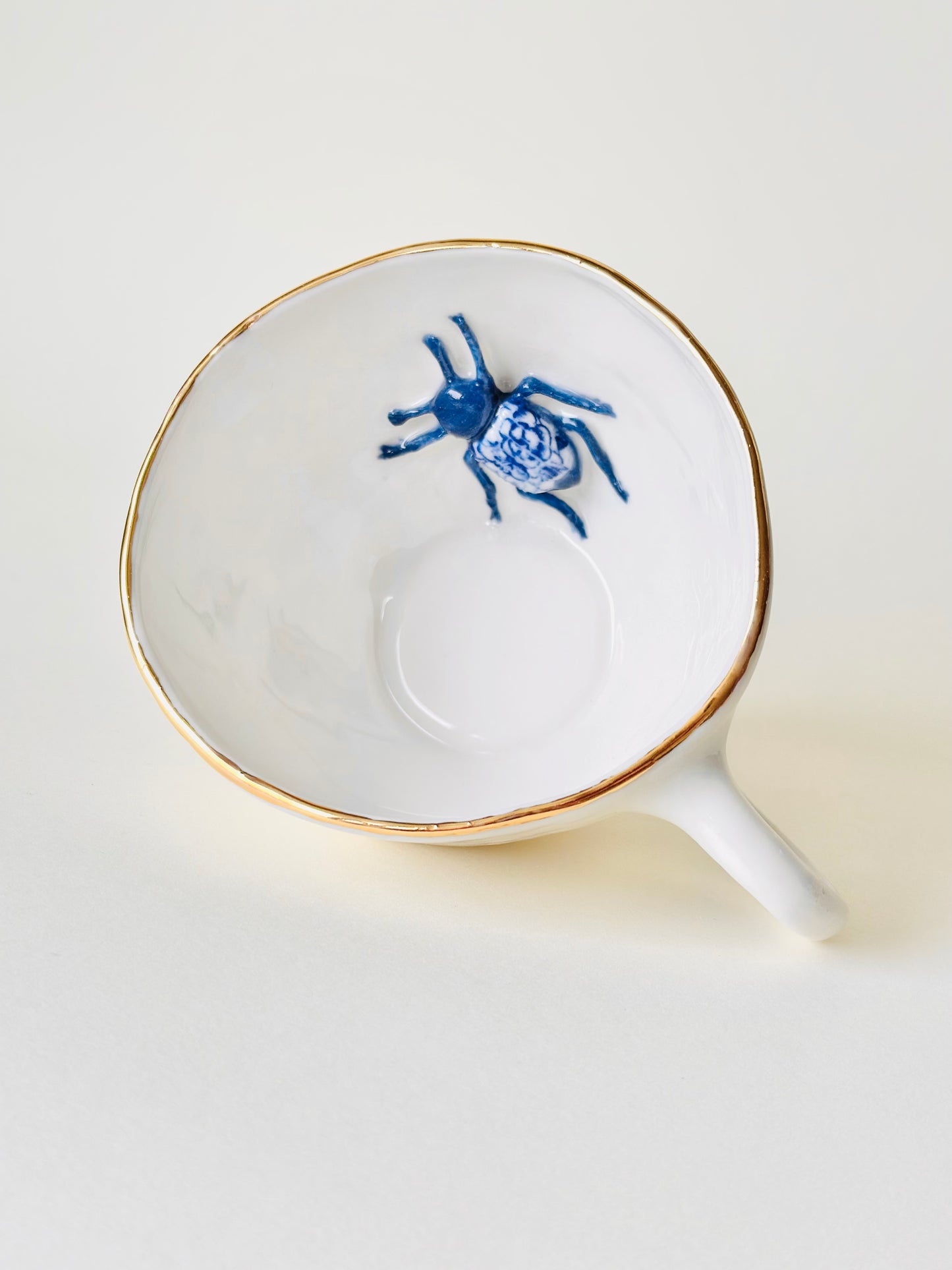 Filiżanka porcelanowa z żukiem