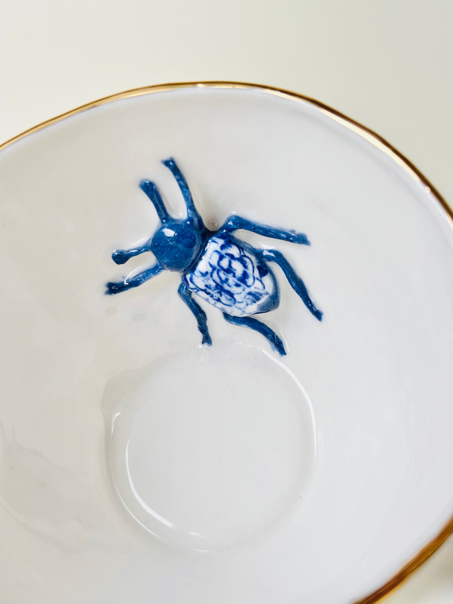 Filiżanka porcelanowa z żukiem