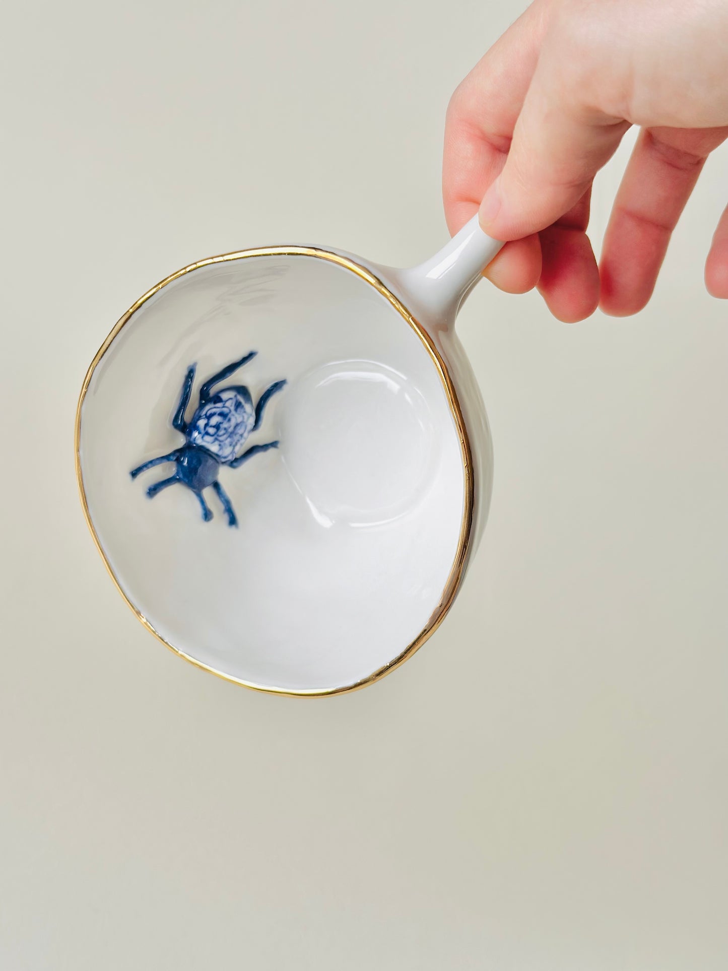 Filiżanka porcelanowa z żukiem