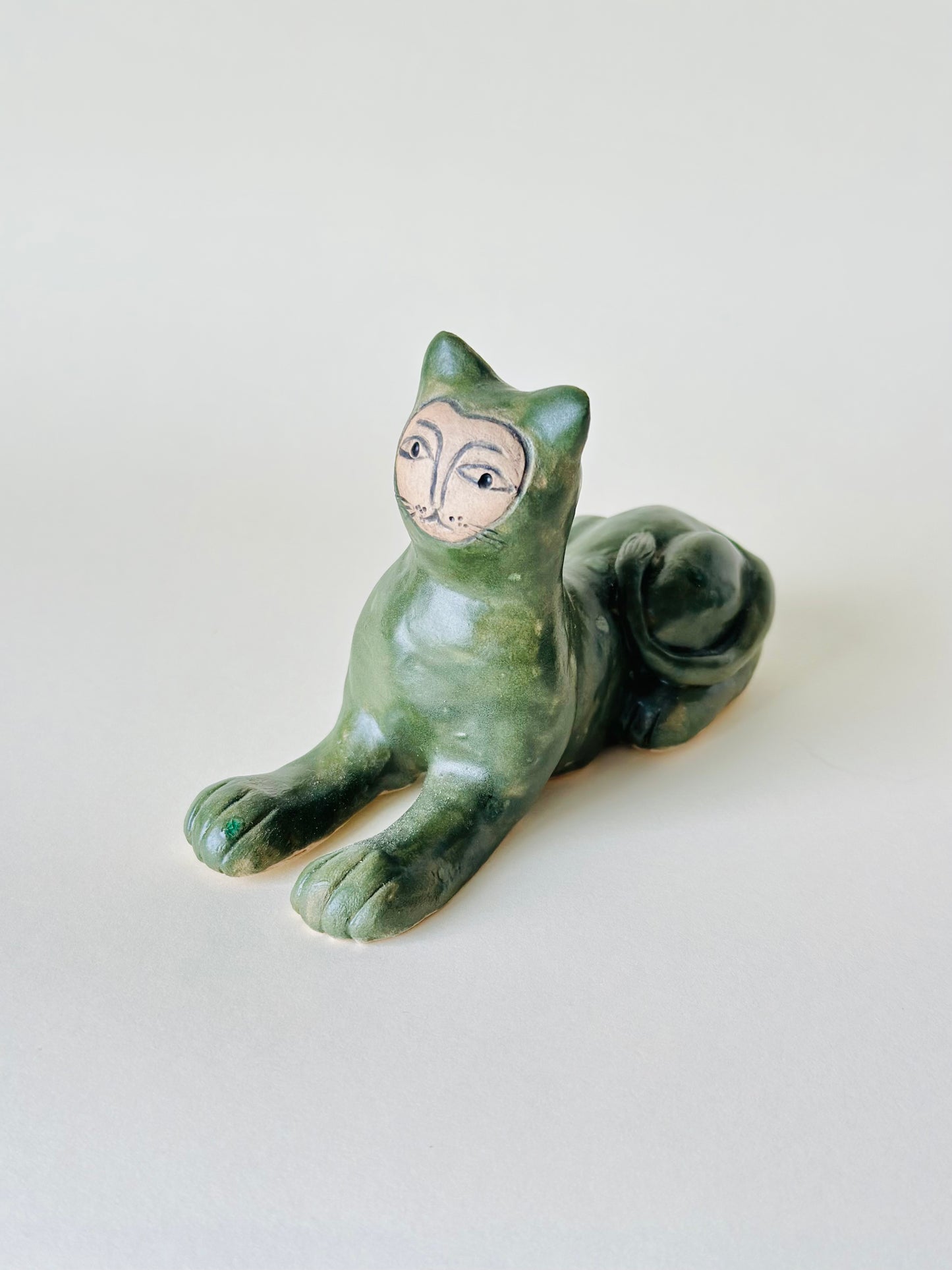 Figurka ceramiczna kot średniowieczny sfinks