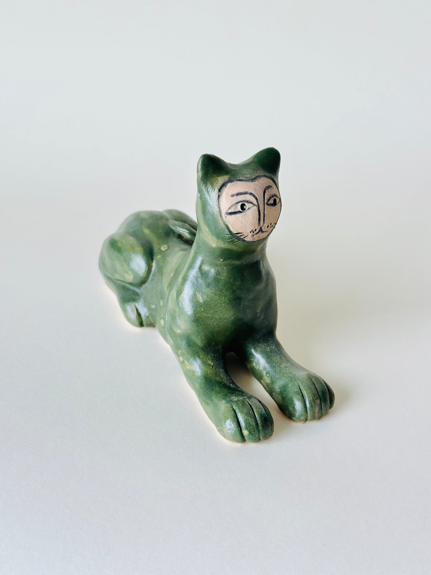 Figurka ceramiczna kot średniowieczny sfinks