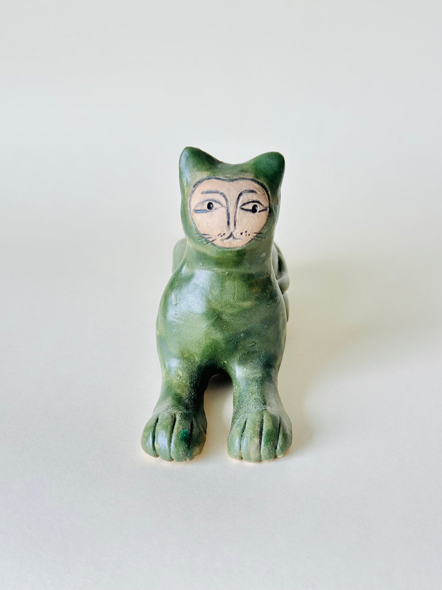 Figurka ceramiczna kot średniowieczny sfinks